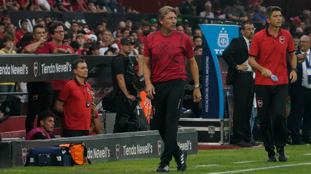 Gabriel Heinze pensó el partido de Newells en la previa y el equipo cumplió. Desde el banco