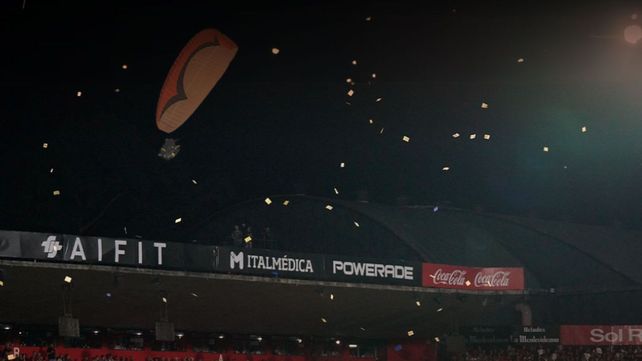 Desde un parapente arrojaron panfletos ofensivos contra los hinchas de Newells en el Coloso del Parque.