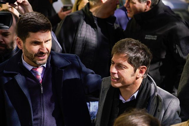 El gobernador Maximiliano Pullaro firmó un convenio con su par bonaerense, Axel Kiciloff. 