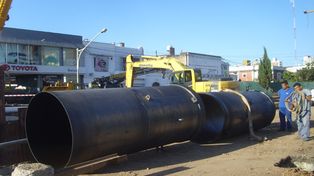 Llegaron a la ciudad los primeros tramos de cañería para reparar la cloaca máxima