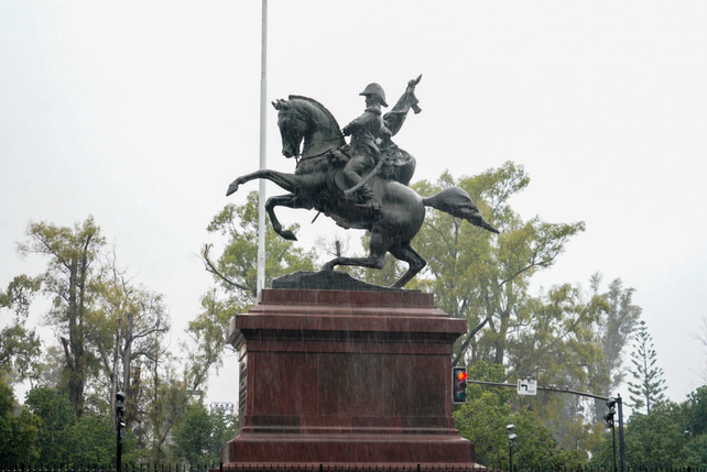 El Monumento a Manuel Belgrano se emplazó en el parque de la Independencia.