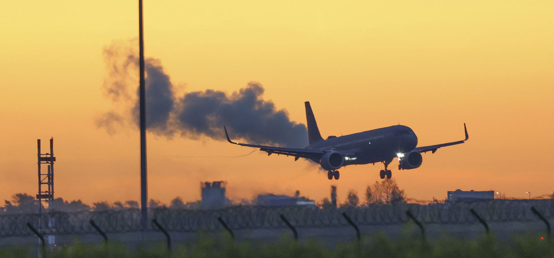 Un Airbus de la Fuerza Aérea que transportaba a ciudadanos alemanes evacuados de Sudán aterriza en el Aeropuerto Berlin Brandenburg en Schonefeld, Alemania, el lunes 24 de abril de 2023. (J