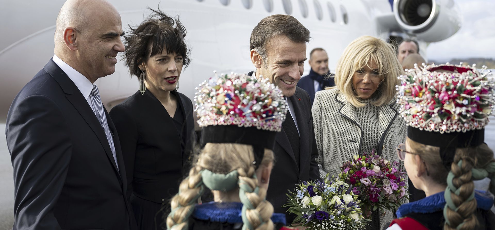 El presidente de Suiza, Alain Berset, y su esposa, Muriel Zeender Berset, dan la bienvenida al presidente francés, Emmanuel Macron, y su esposa, Brigitte Macron, son recibidos por dos jóvenes vestidas con trajes tradicionales, en el aeropuerto de Berna-Belp en Belp, Suiza, el miércoles 15 de noviembre de 2023. (Anthony Anex/Keystone vía AP, Pool) El presidente de Suiza, Alain Berset, y su esposa, Muriel Zeender Berset, dan la bienvenida al presidente francés, Emmanuel Macron, y su esposa, Brigitte Macron, son recibidos por dos jóvenes vestidas con trajes tradicionales, en el aeropuerto de Berna-Belp en Belp, Suiza, el miércoles 15 de noviembre de 2023. (Anthony Anex/Keystone vía AP, Pool)
