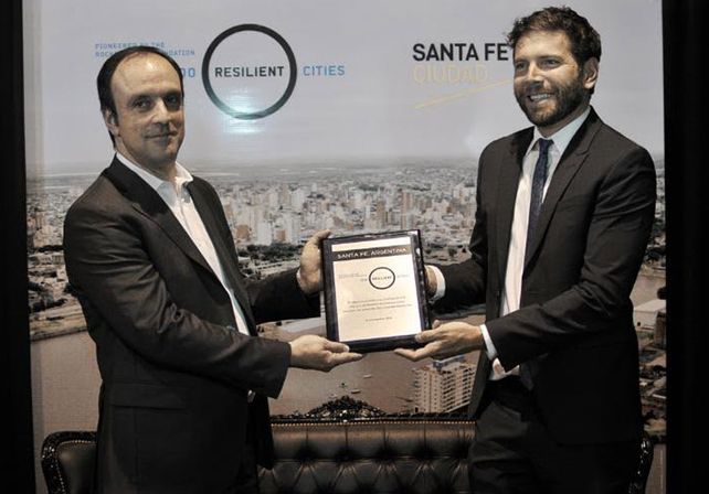 Distinción. El mandatario local recibió la placa de reconocimiento / Foto: Gentileza Prensa Municipalidad de Santa Fe
