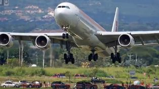 Un avión de la compañía española Iberia realizó un aterrizaje rozando los coches en Costa Rica