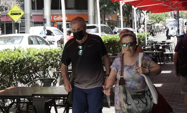 De regreso. Los tapabocas empiezan a verse nuevamente en las calles de Rosario.