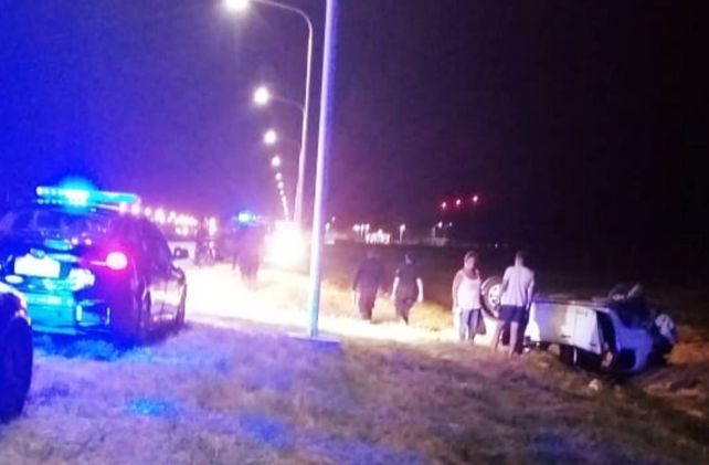 Violento vuelco en el acceso al aeropuerto de Sauce Viejo