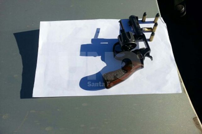 Drogas, armas, balas y tres arrestados en Santo Tomé