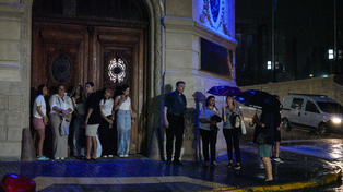 La lluvia obligó a suspender el Vía Crucis personificado en el Monumento a la Bandera