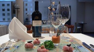 El Ejército contrató lunch y desayuno que incluye show de bondiola y de pernil, limonada casera con menta y jengibre y budín de limón y amapola.