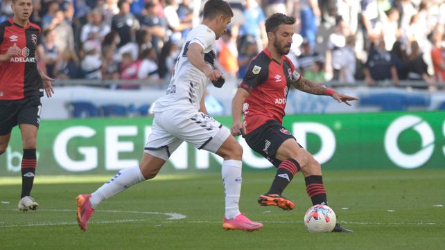 Scocco trata de escapar a Cecchini.
