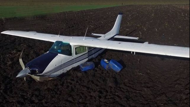 La avioneta que cayó en San Salvador llevaba droga y el piloto aún no aparece