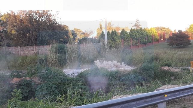 El pozo que se tragó una camioneta volvió a ser un peligro por importante pérdida de agua