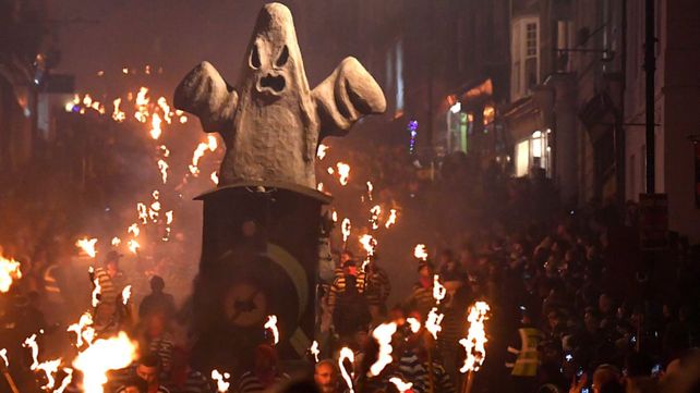 Celebración anual de la noche de la hoguera de Lewes
