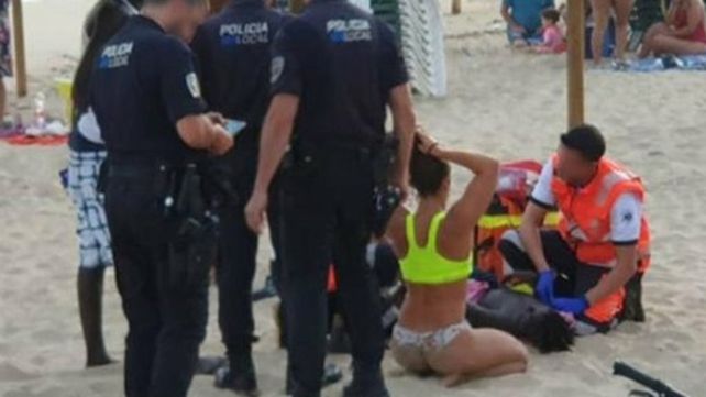 A salvo. Macarena acaba de rescatar al pequeño de un mar muy turbulento en Palma de Mallorca y un paramédico le brinda los primeros auxilios.