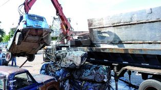 El municipio compactará 14 autos y 210 motos abandonados