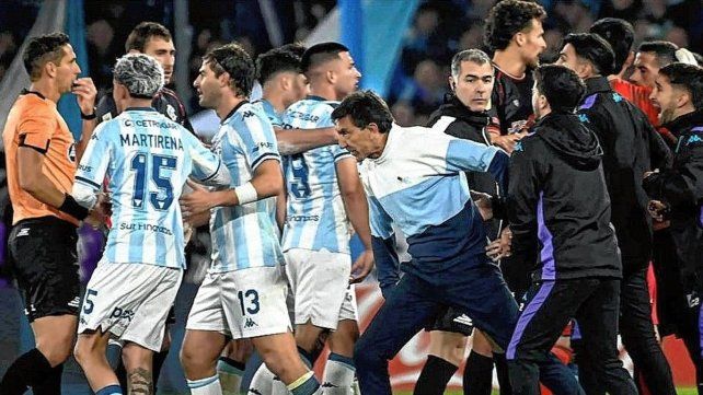 El DT de Racing amagó con retirar el equipo en la derrota ante Barracas Central