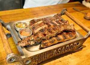 Parrilla y teatro: una propuesta para disfrutar en plena avenida Corrientes
