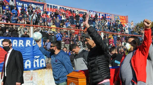 Una multitud despidi&oacute; a Trinche Carloni, ex-Col&oacute;n, en la cancha de Central C&oacute;rdoba de Rosario.