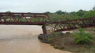 Cayó un puente feroviario por un temporal en Salta que dejó más de 90 evacuados