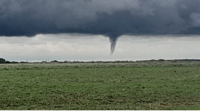 Fotografiaron una nube embudo en Colonia Hocker