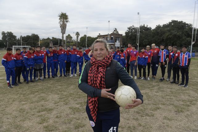 Respaldo. Alejandra Lescano acompaña a los chicos y ellos le responden adentro y afuera de la cancha.