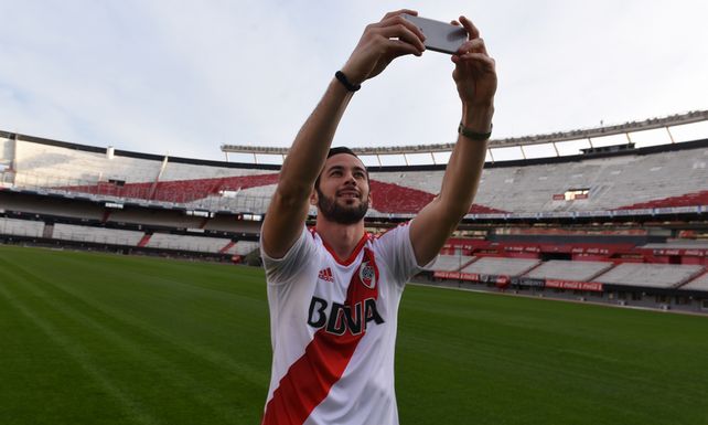 Larrondo firmó contrato con River y fue presentado a pura foto en el Monumental