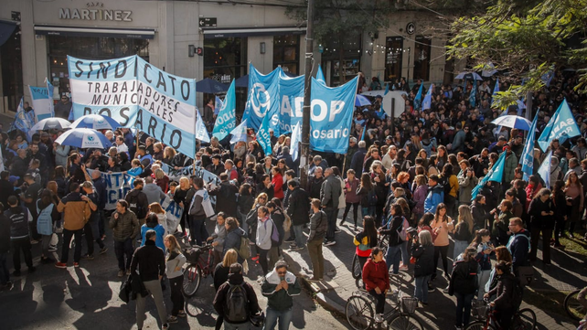 La primera jornada del paro docente incluyó una movilización en la capital provincial