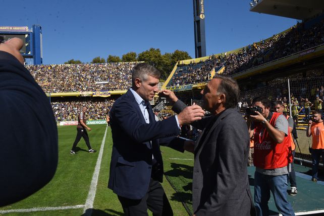 Russo y Martín Palermo, el saludo de los entrenadores en la previa del partido en el Gigante de Arroyito.