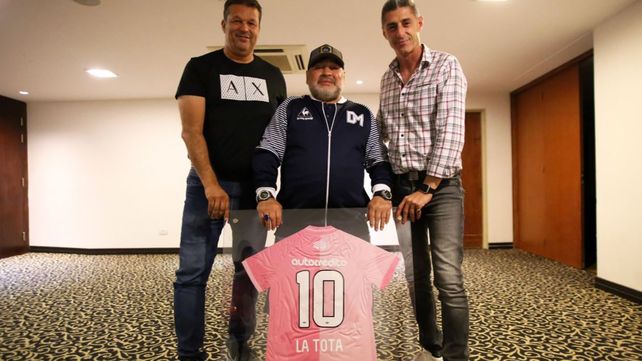 Newells le regaló a Maradona una camiseta en honor a La Tota