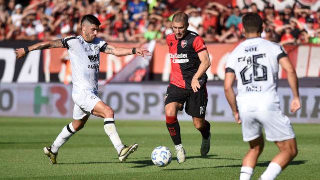 Matko Miljevic avanza con pelota al pie. El volante de Newells es uno de los pocos que está cumpliendo.&nbsp;