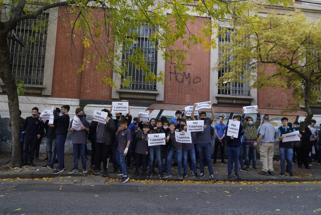 Durante la mañana de este lunes se realizó un abrazo simbólico a la institución para recordar a David Paredes.&nbsp;