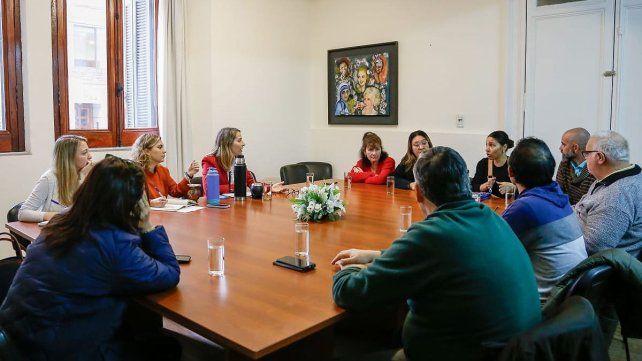 Vecinos del barrio 500 Viviendas de Paraná se reunieron con diputadas justicialistas ante una suba desmesurada del canon de uso que abonan al IAPV.