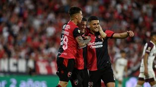El festejo del gol del Colo Ramírez, el del empate parcial ante Lanús. Newells se puso en camino a la Copa Sudamericana.