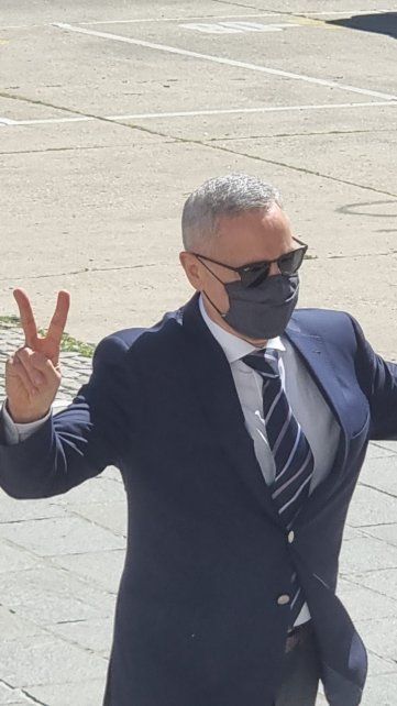 Sain llegó a la Legislatura saludando con los dedos en V.