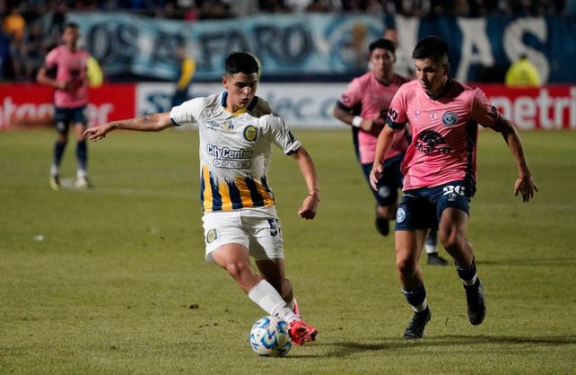 El chico Segovia traslada en cancha de Independiente Rivadavia. Estará a pleno en el inicio de la pretemporada.