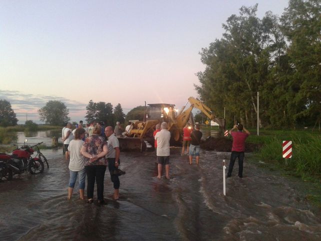Rompen el asfalto de la ruta provincial 13 y abren un canal para que circulen las aguas.m