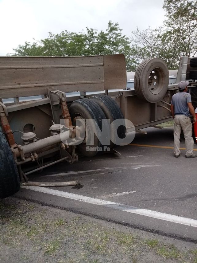 Franck: volcó un camión con semirremolque en la ruta provincial 6