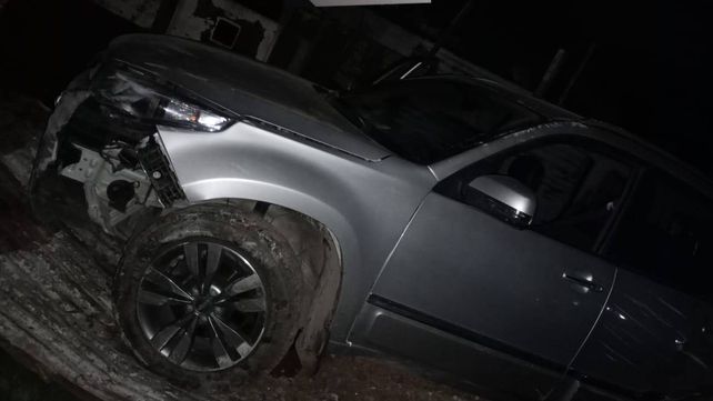 La camioneta Cherry Tiggo en la que se movían los agresores. A unas veinte cuadras del lugar de la emboscada chocaron contra una casa.