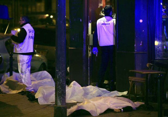 Mueren al menos 40 personas en tiroteos y explosiones simultáneos en París