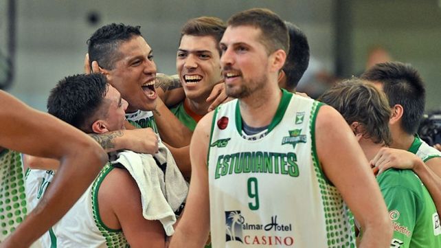 Los jugadores del equipo concordiense celebran el gran triunfo obtenido en el Héctor Etchart. &nbsp;