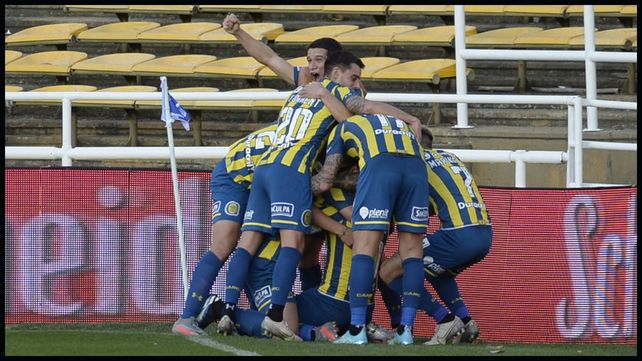 Emiliano Vecchio le dio otra vez el triunfo a Rosario Central al minuto 93 y lo festeja con sus compañeros.