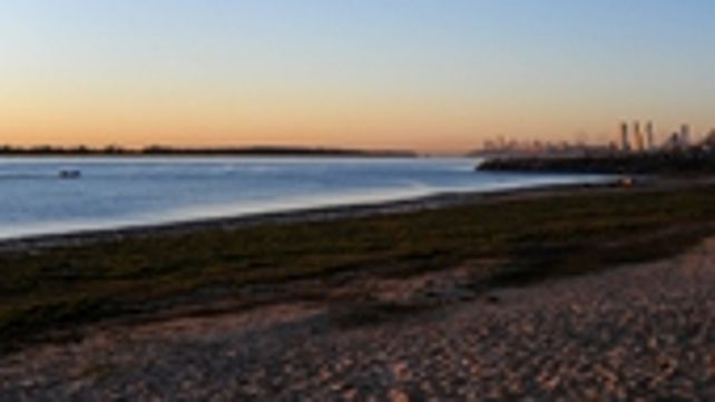 Rosario. La histórica bajante deja ver el fondo del río en la Rambla Catalunya.