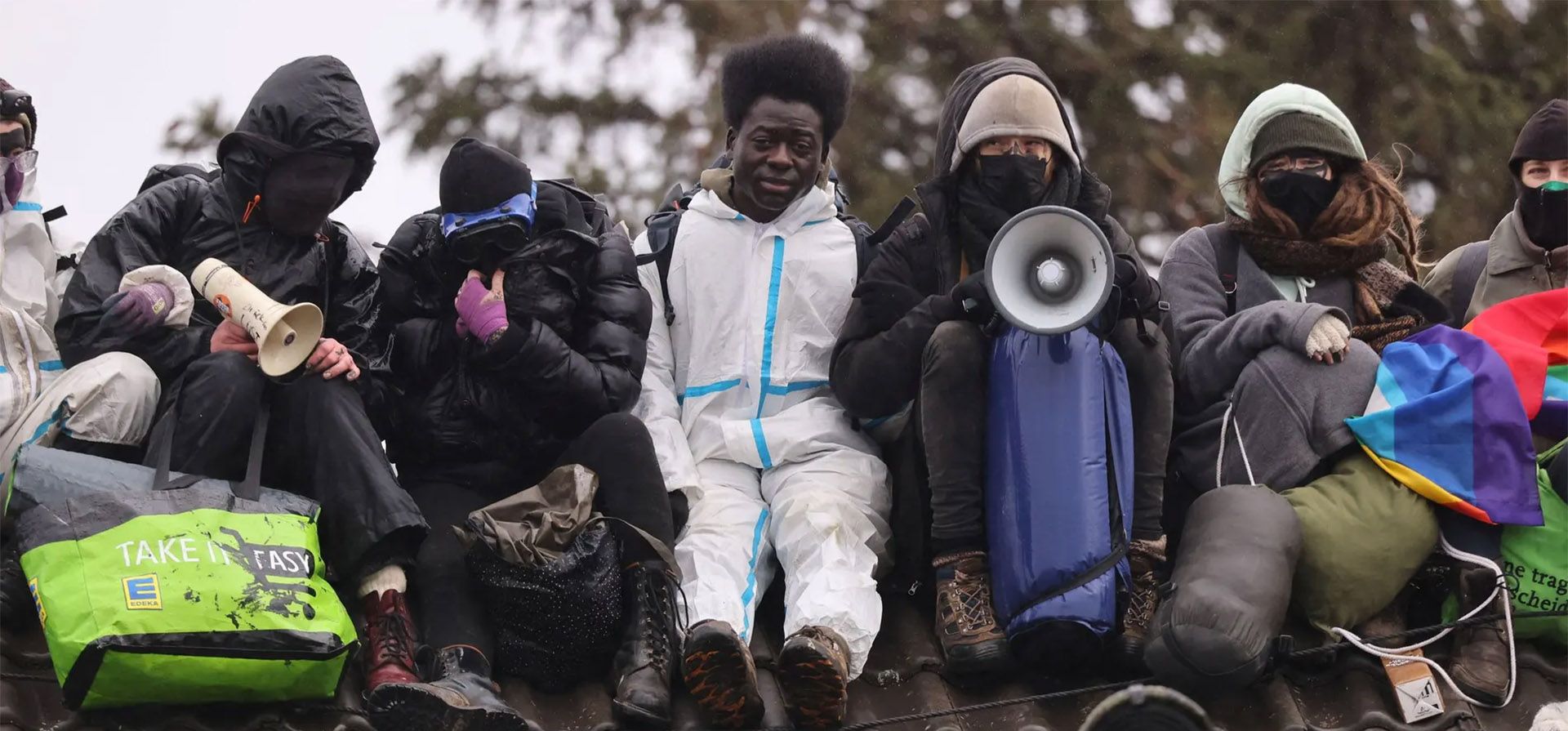 Luetzerath, Alemania. Activistas realizan una sentada de protesta contra la expansión de la mina de lignito a cielo abierto Garzweiler de la empresa alemana RWE. Fotografía: Thilo Schmülgen/Reuters