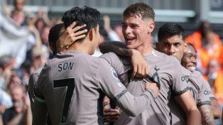 El Tottenham de Cuti Romero y Véliz venció al Luton y es líder de la Premier