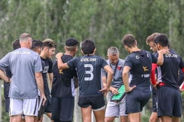 Lavallén paró un inédito equipo para visitar a Vélez