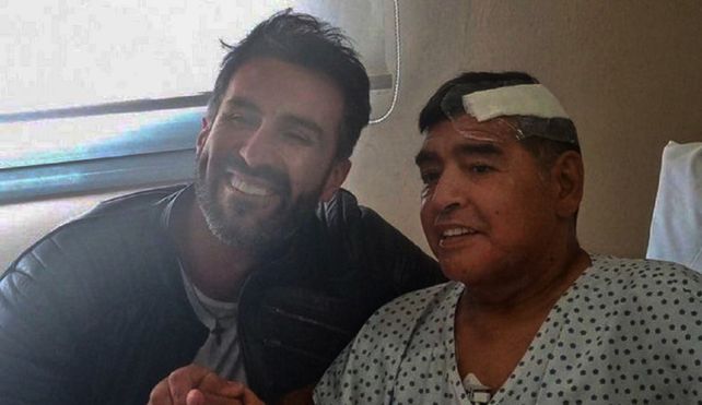 El neurocirujano Leopoldo Luque y Diego Maradona