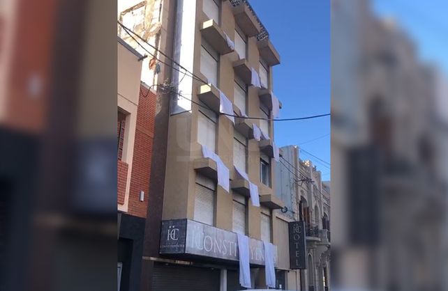 Hoteleros protestan con sábanas en ventanas y balcones de los establecimientos