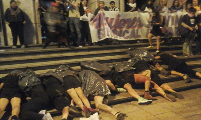 En Tribunales se realizó una intervención artística contra la violencia de género.