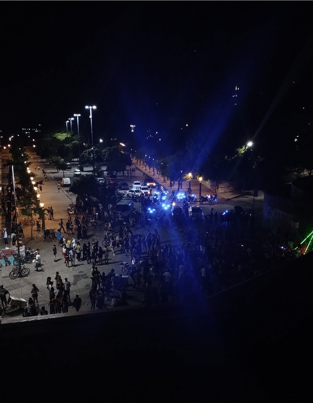 De la fiesta electrónica autoconvocada participaban unas mil personas